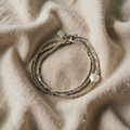 Set with vintage pearl earrings and metallic details
