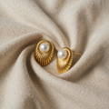 Dahlia – Gold-Coloured Earrings with Shell Shape and Pearl Effect