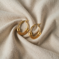 Hanna – Gold-Coloured Hoop Earrings with Chain Texture