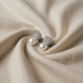 Expressive earrings with pearl and drop
