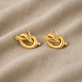 Roberta – Gold Earrings in Braided Design.