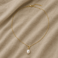 Aurora – Gold-coloured necklace with oval pearl pendant