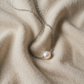Ruut – Necklace with Single Pearl Look